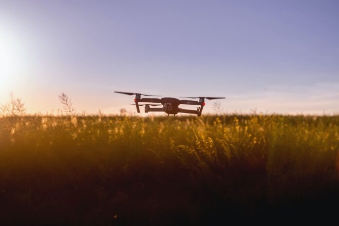 Drone volando sobre campo.